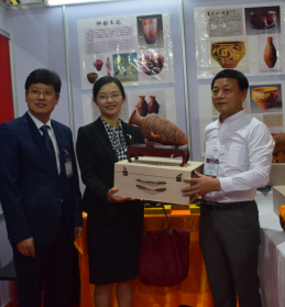 中國(guó)駐泰國(guó)大使館參贊煅煉女士親臨展會(huì)現(xiàn)場(chǎng)，并收藏了劉新安制作的彩陶代表作《小口尖底瓶》